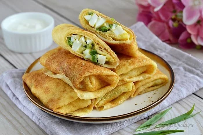 Блинчики на кефире с зелёным луком и яйцом
