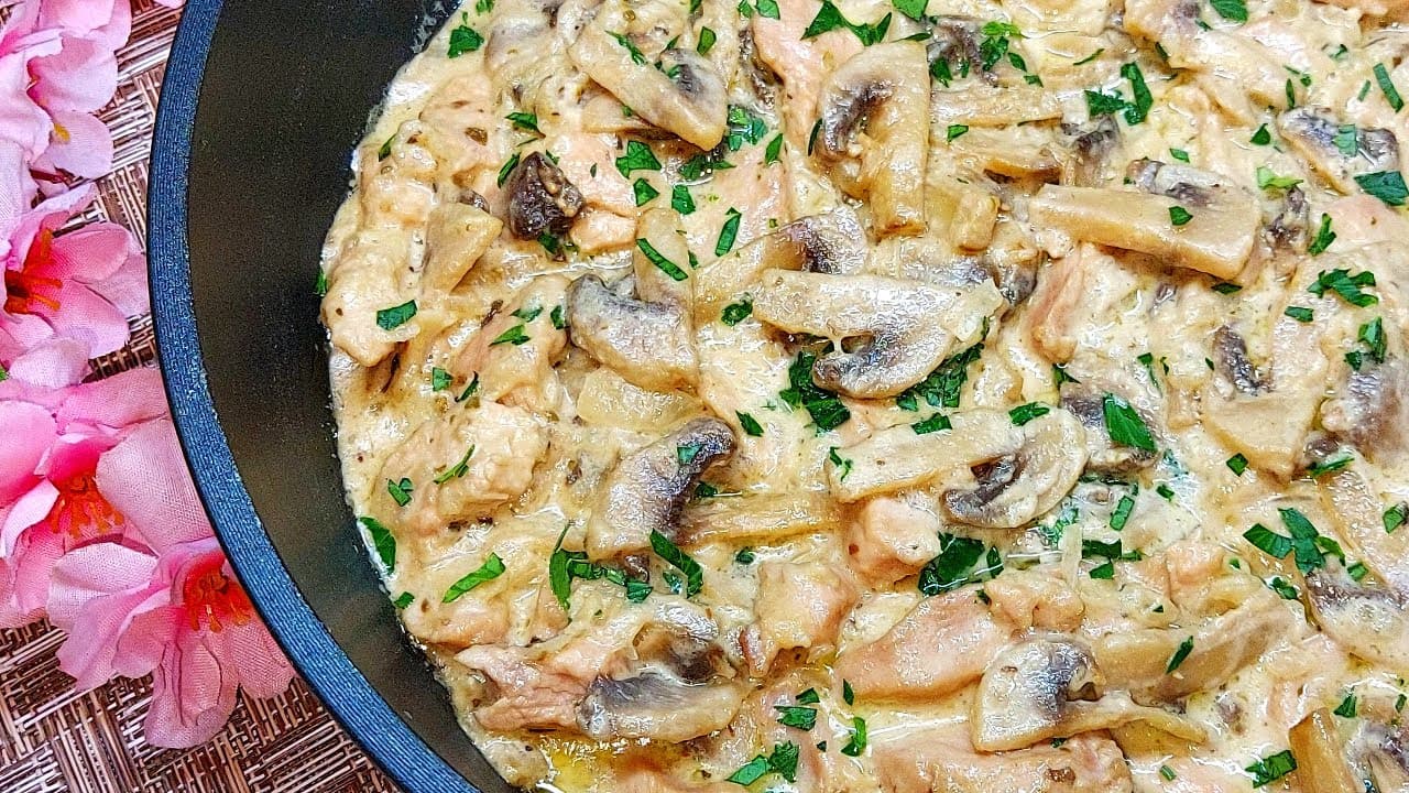 Куриное филе в сливочном соусе с грибами и чесноком